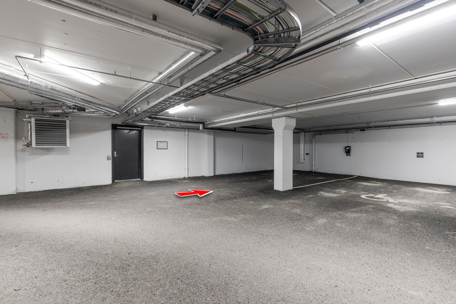 Garasjeplass med el-bil lader. Galleribilde