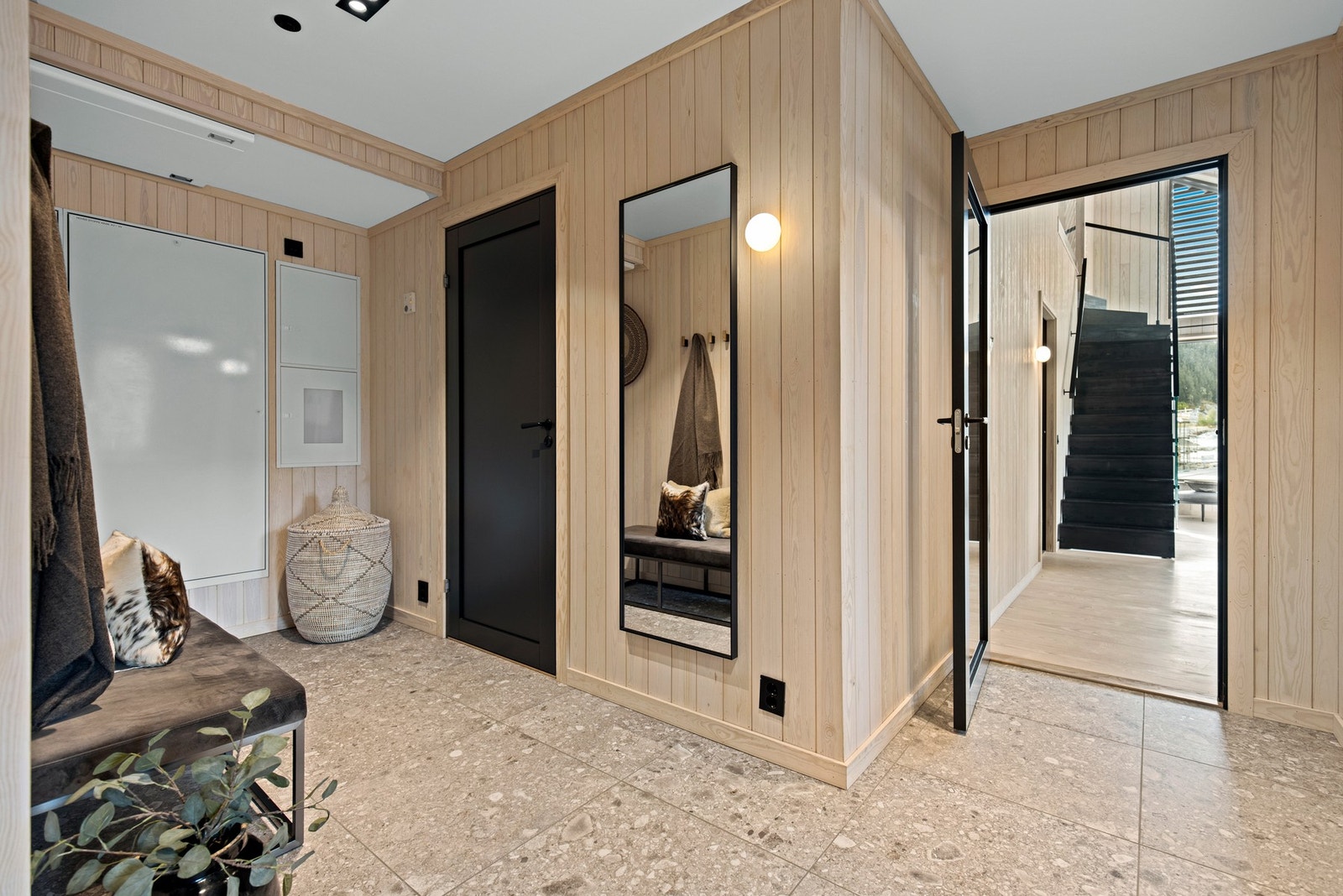 Stor hall med god plass for bekledning. Leiligheten har også en varm sportsbod i forbindelse med garasje. Du går tørrskodd til bod fra leiligheten. Galleribilde