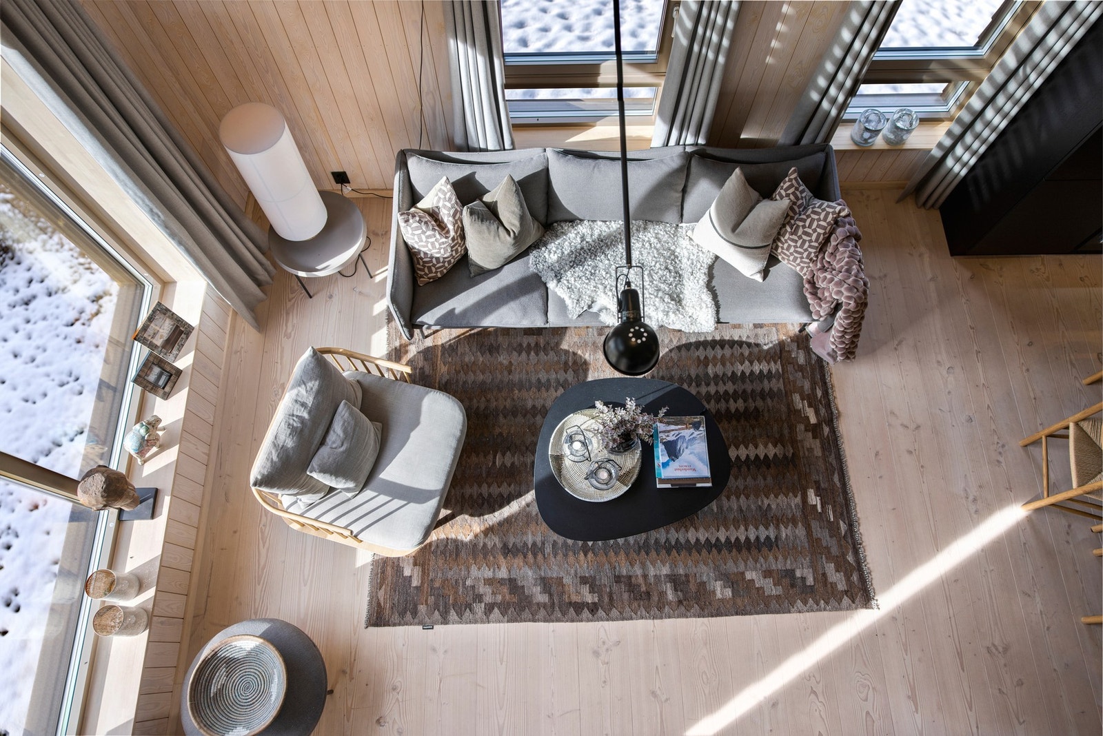 Fra toppetasjen mot første plan. Galleribilde