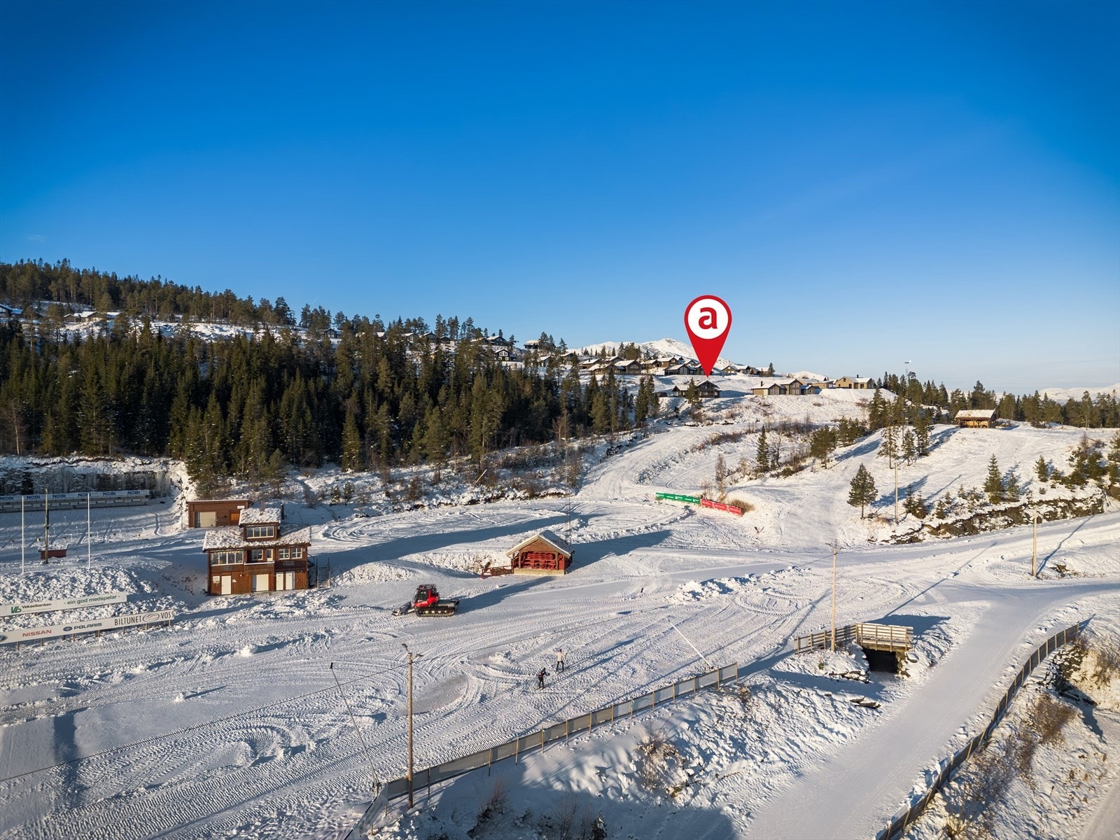 Hytten ligger like ved skistadion. Her har du ski in/out! Galleribilde