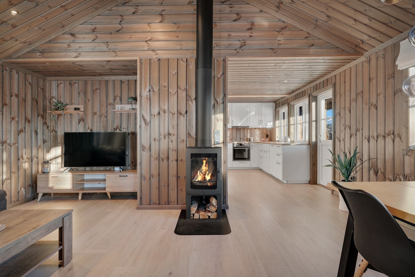 En deilig peisovn er montert i stuen som
varmer godt opp på kalde vinterdager. Galleribilde