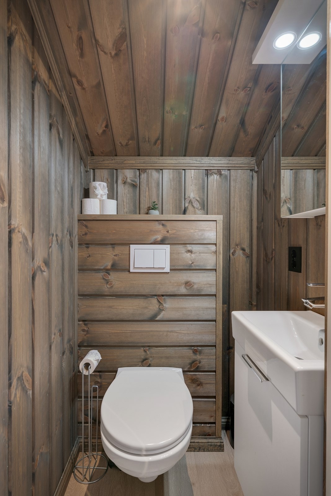 Toalettrom med adkomst fra loftsstue. Galleribilde