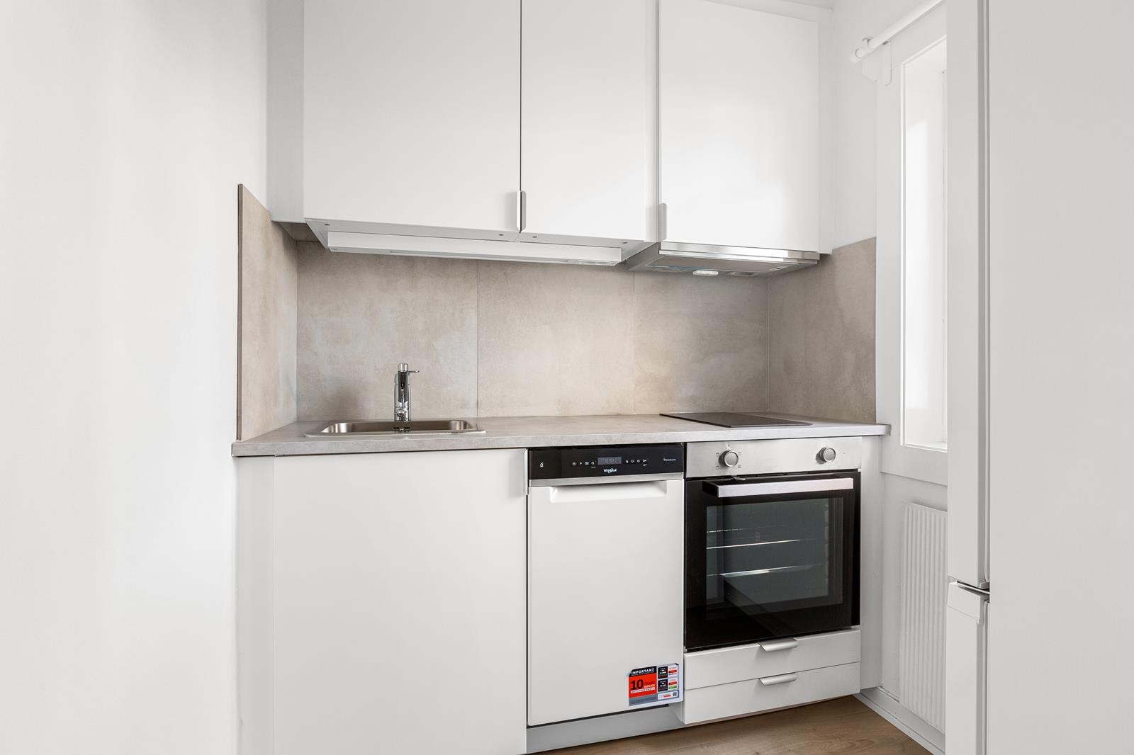 Pent separat kjøkken med integrerte hvitevarer Galleribilde