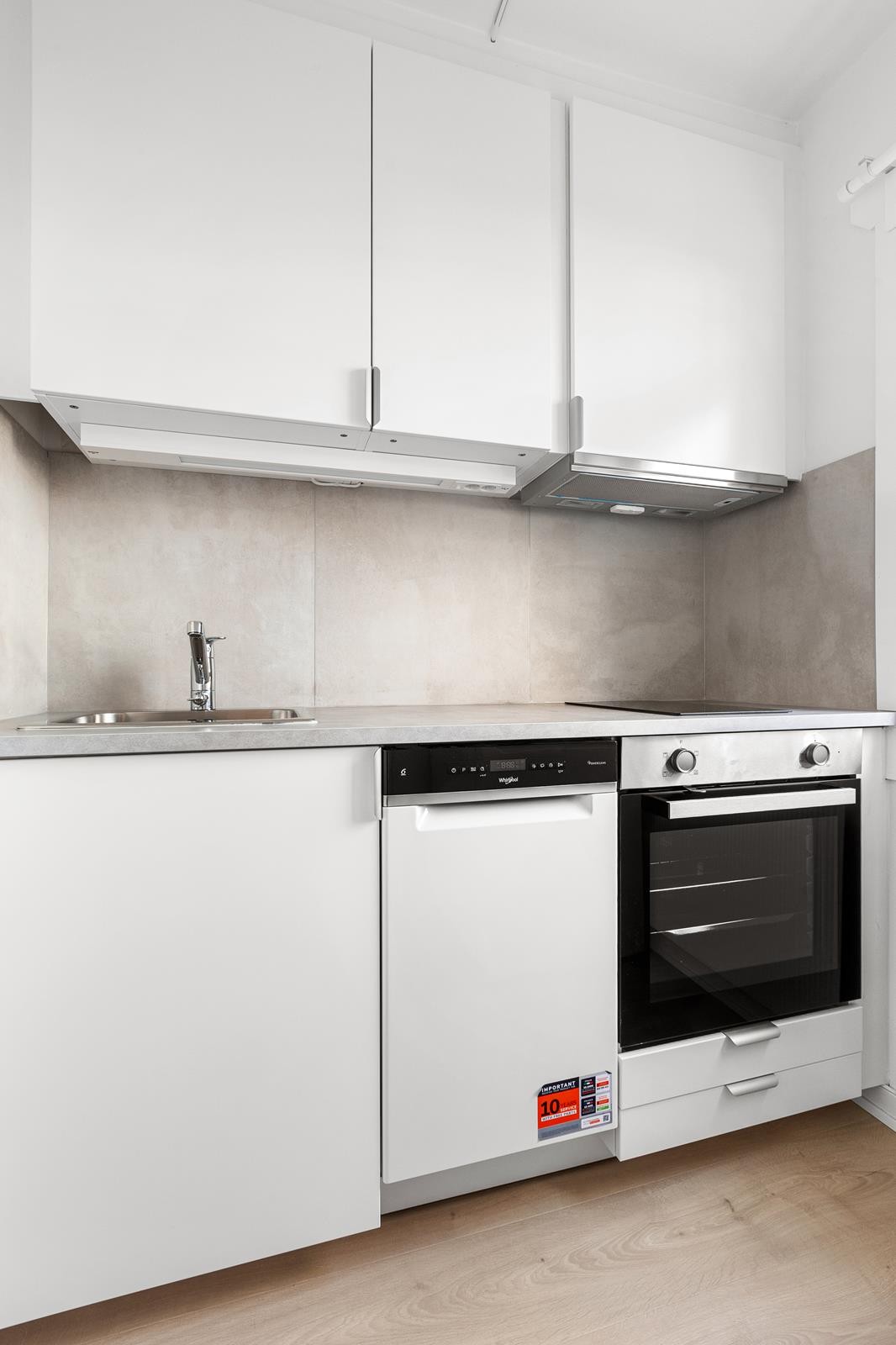 Rikelig med skap- og benkeplass Galleribilde