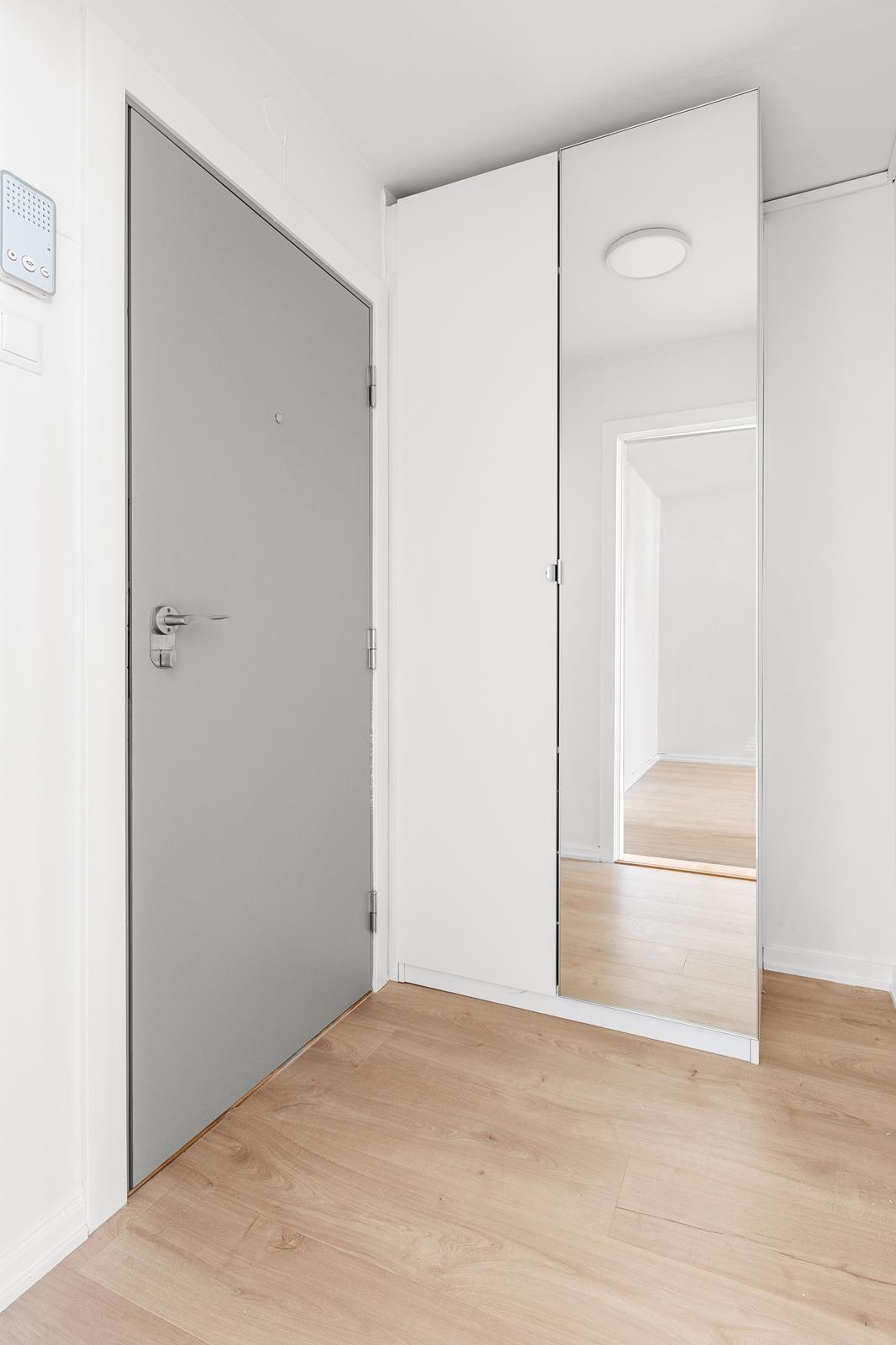 Entré med garderobeskap Galleribilde