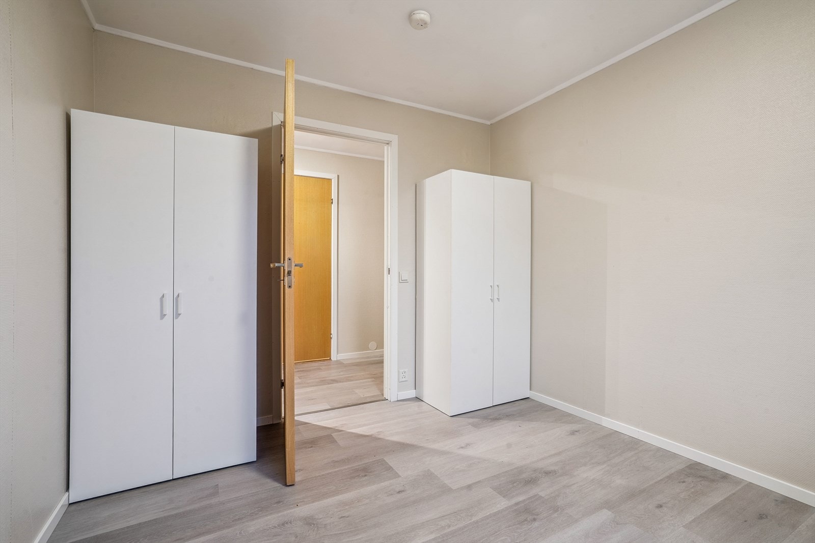 Garderobeskap på soverommet. Galleribilde