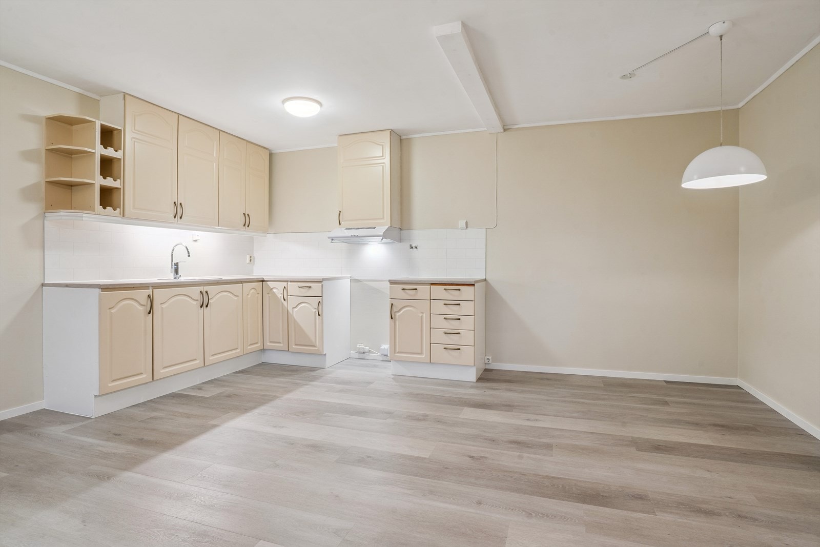 Kjøkkeninnredningen er oppgradert i 2022 med melaminbelagte skrog og malte profilfreste dører og fronter. Tidligere bod er lagt til kjøkkenet. Galleribilde