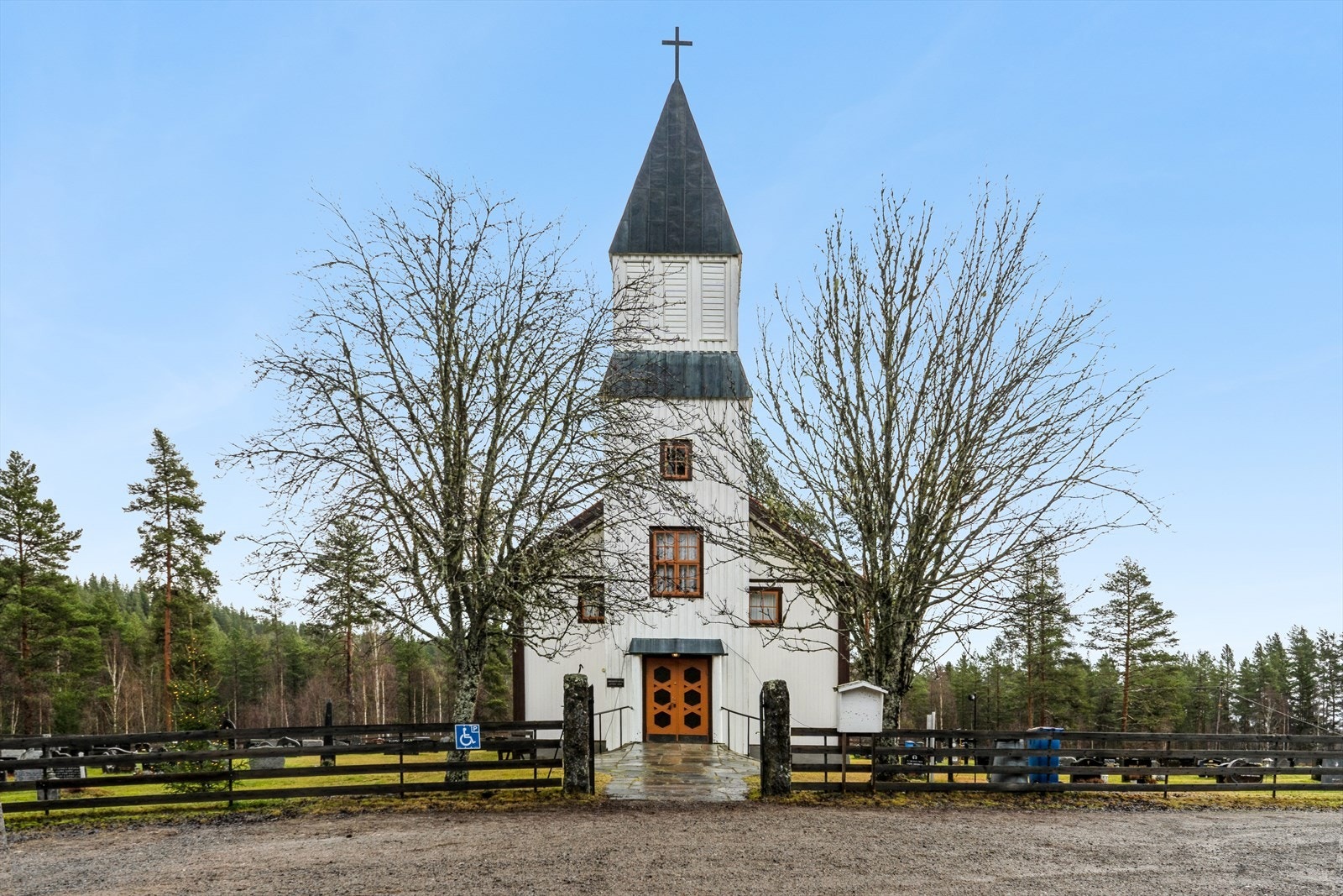 Lundersæter kirke i nærområdet. Galleribilde