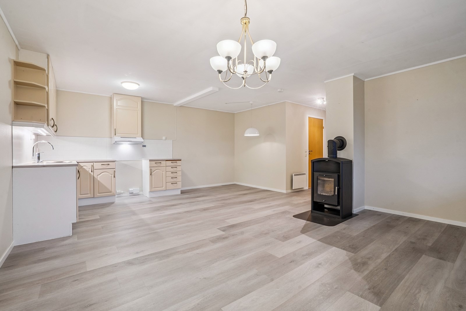 Kjøkken, spisestue, stue har åpen løsning. Galleribilde