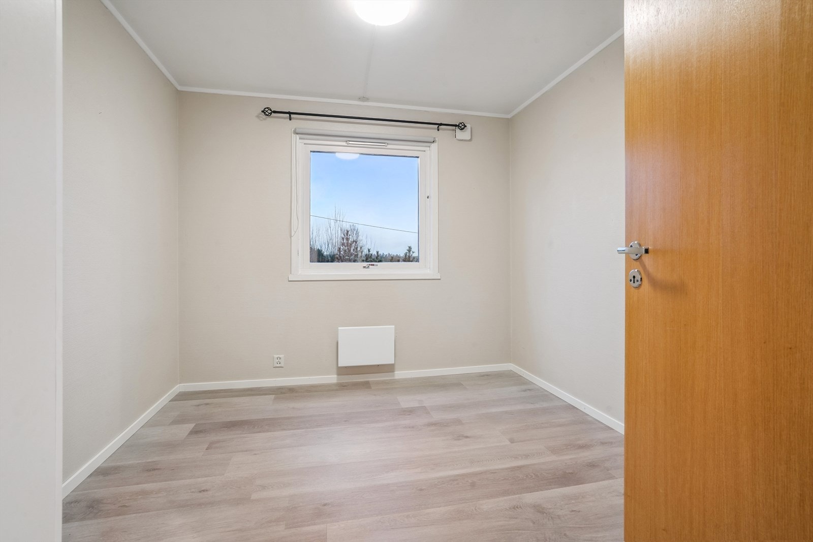 Boligen har ett soverom med god plass til dobbelseng. Galleribilde