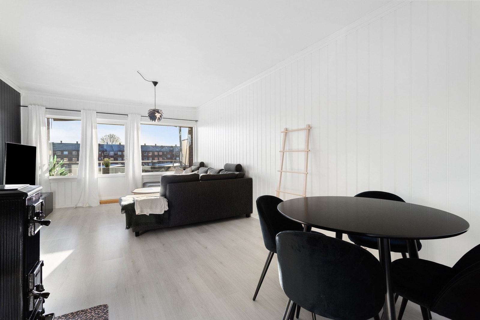 I stuen er det plass for både sofagruppe og spisesute Galleribilde