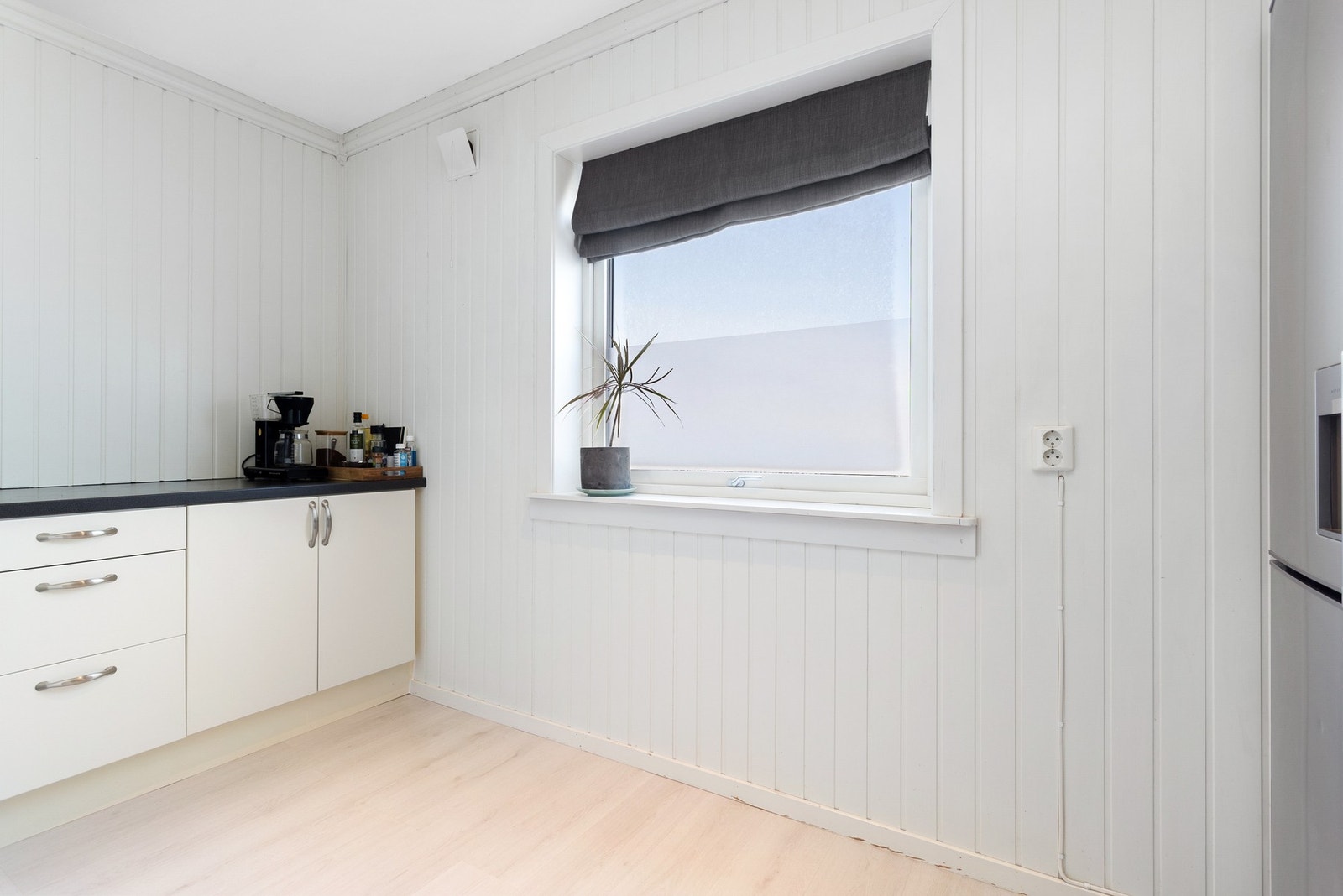 Plass til spisebord ved vindu Galleribilde