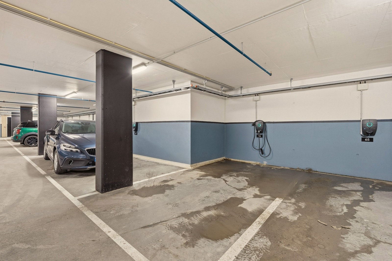 Parkering i felles garasjekjeller med elbillader. Galleribilde