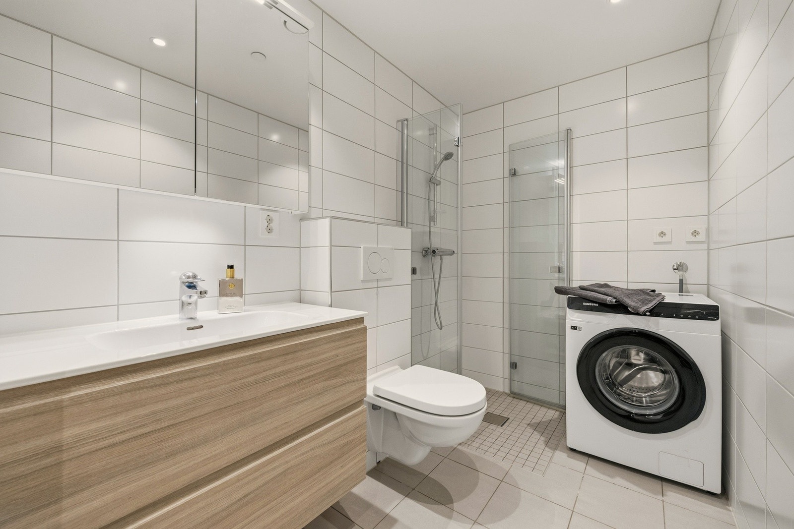 Lekker bad med dusjhjørne og praktiske løsninger. Galleribilde