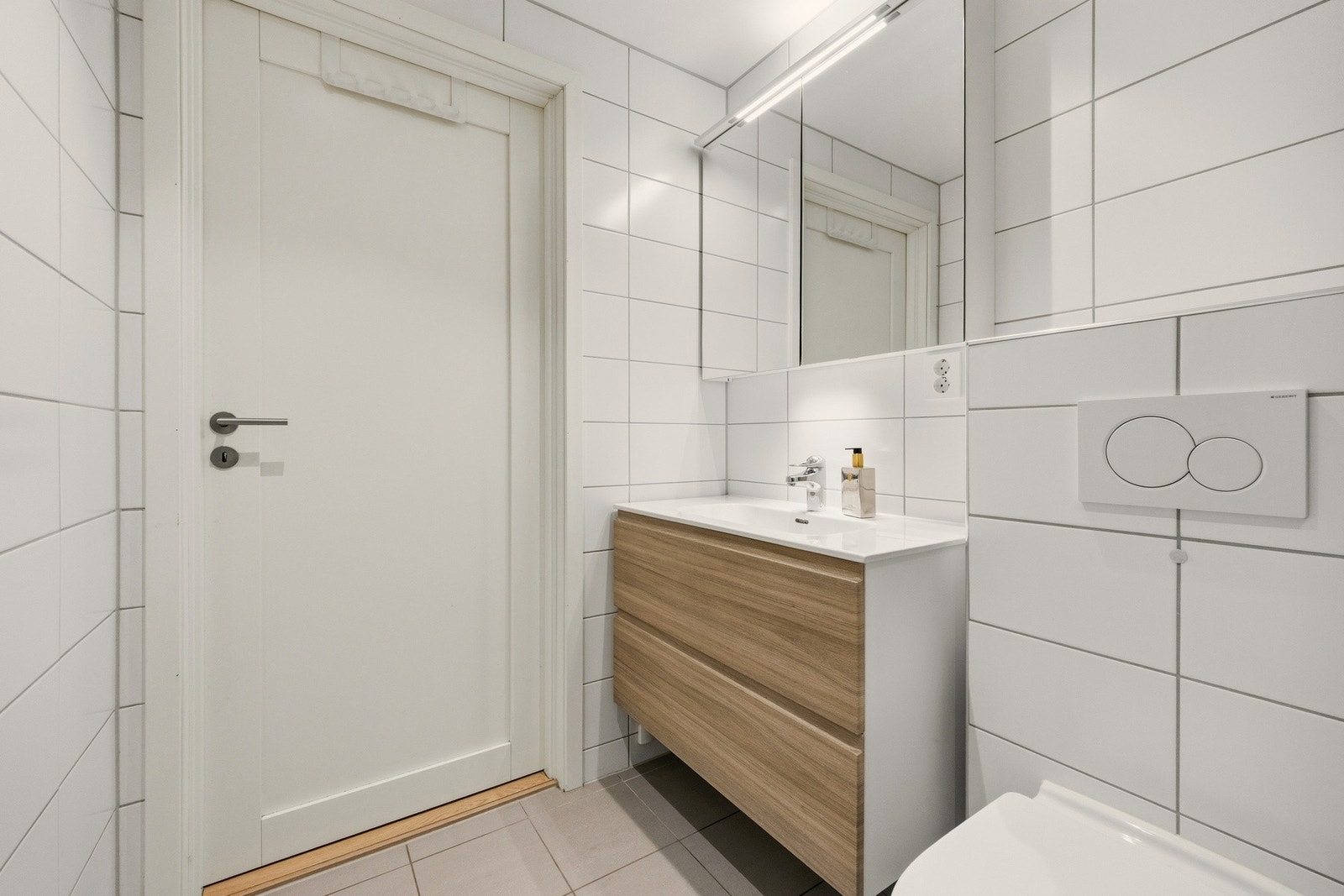 Badet har flislagte overflater og varmekabler i gulvet Galleribilde