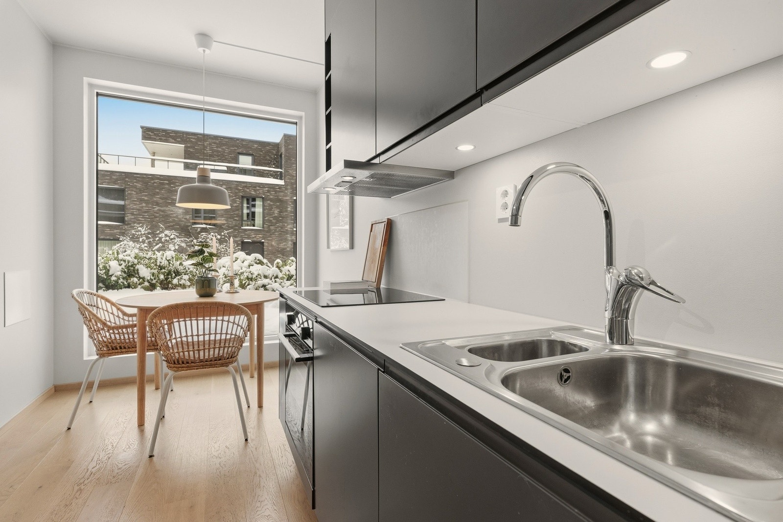 Praktisk kjøkkeninnredning med rene linjer og slitesterk laminat benkeplate. Galleribilde