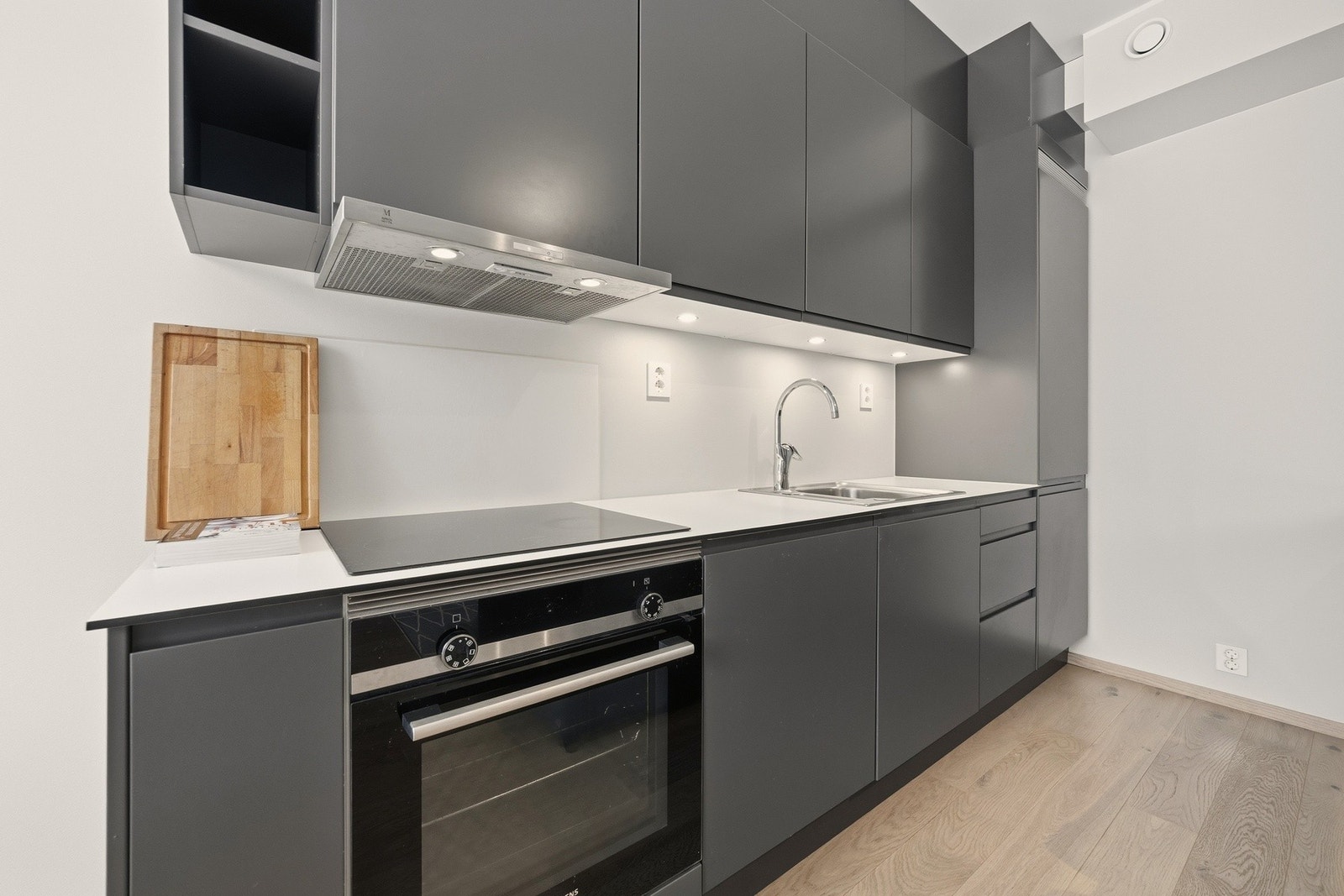 Leiligheten har en åpen løsning mellom stue som skaper en større sosial sone - Perfekt for deg som vil verte opp for venner og familie! Galleribilde