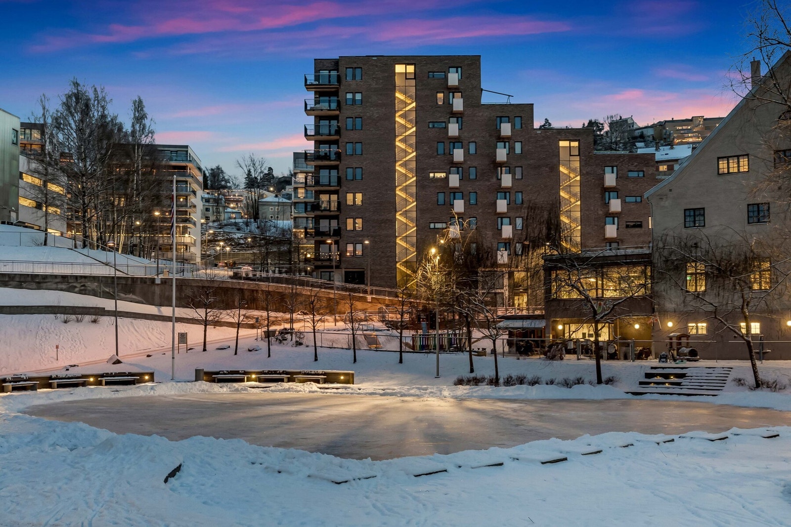 Parkmessig opparbeidet fellesområde. Galleribilde