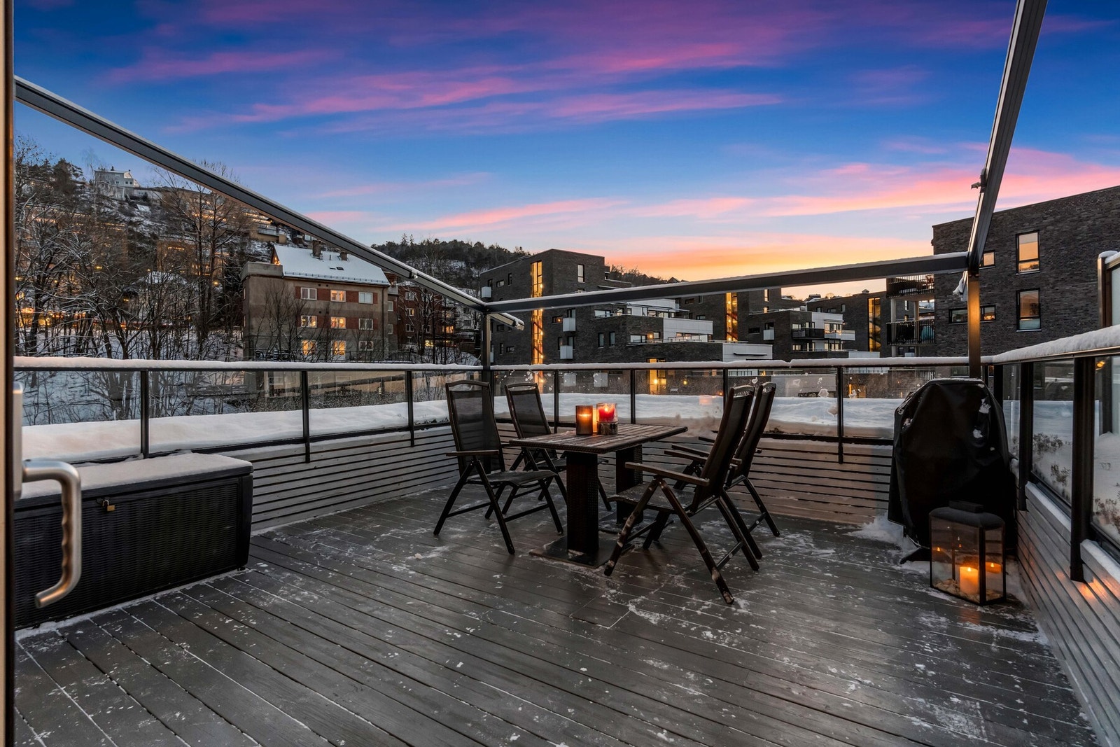 Privat, sydvestvendt takterrasse på 20 m² med fjernbetjent pergola, glassrekkverk, levegg i frostet glass samt utelys og stikkontakter. Galleribilde