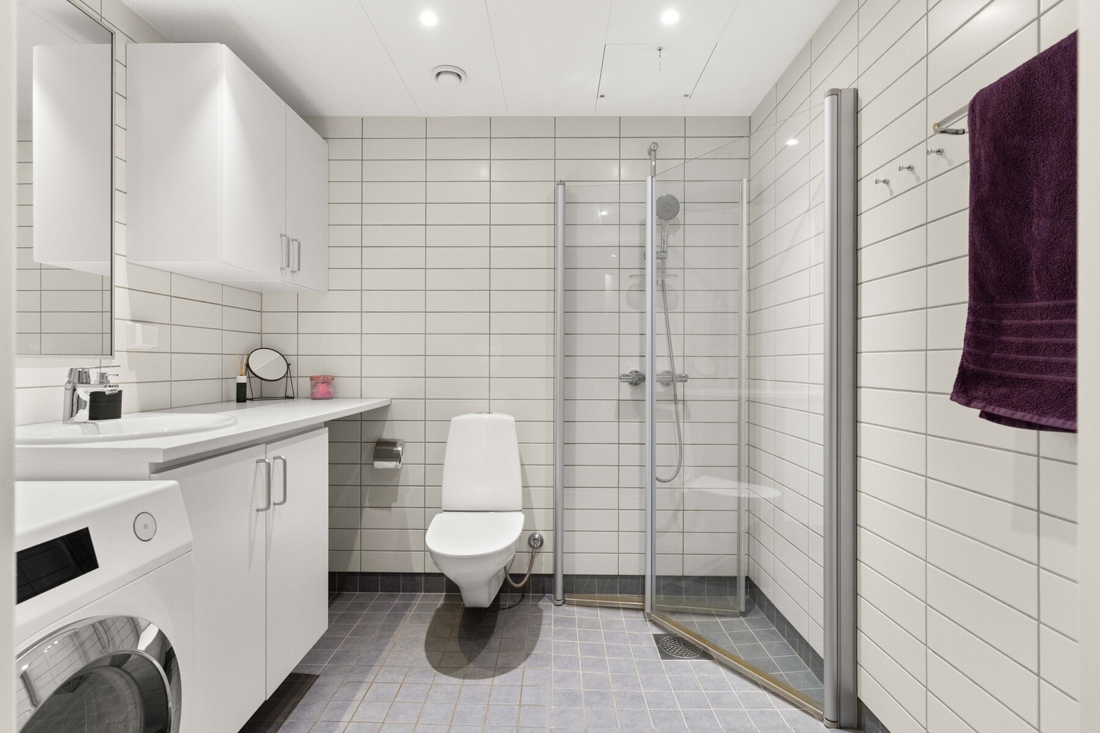 Bad 1 - helfiset bad med gulvvarme og opplegg for vaskemaskin og tørketrommel. Galleribilde