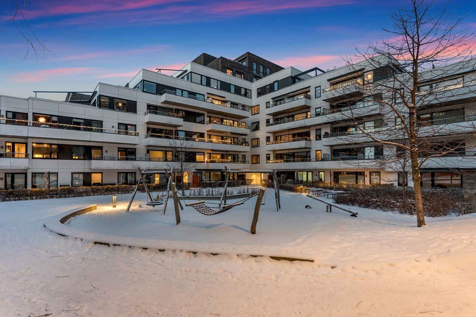 Terrasert bygg fra 2016 - leiligheten ligger i 8. etasje ut ifra hovedinngangen - men bygget har to underetasjer; hovedinngang er i -2. Galleribilde