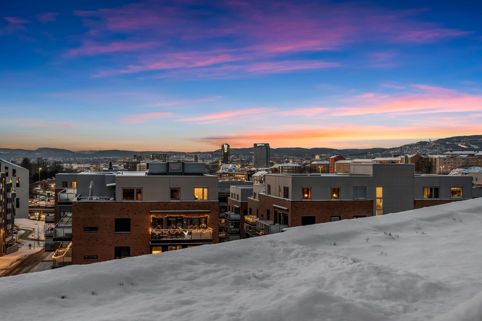 Flott utsikt fra terrassen. Meget gode solforhold på takterrassen, fra tidlig formiddag til solnedgang på sommertid. Galleribilde