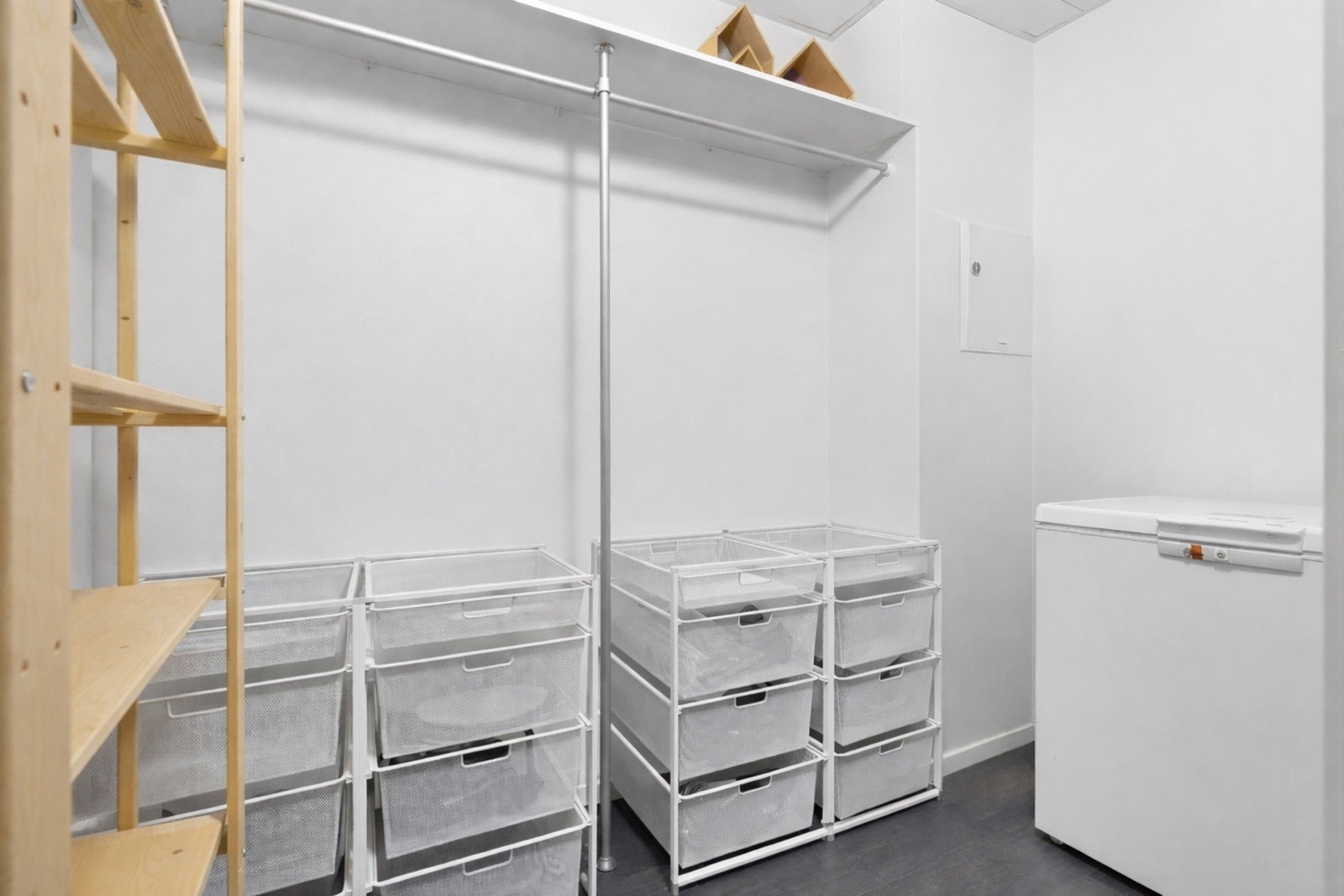 Innebod. Seksjonen har i tillegg 2 medfølgende kjellerboder. Galleribilde