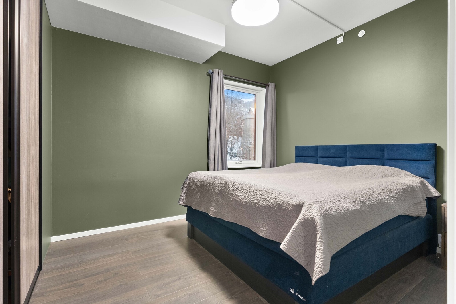 Leiligheten har tre soverom, hvorav hovedsoverommet har stor skyvedørsgarderobe. Galleribilde