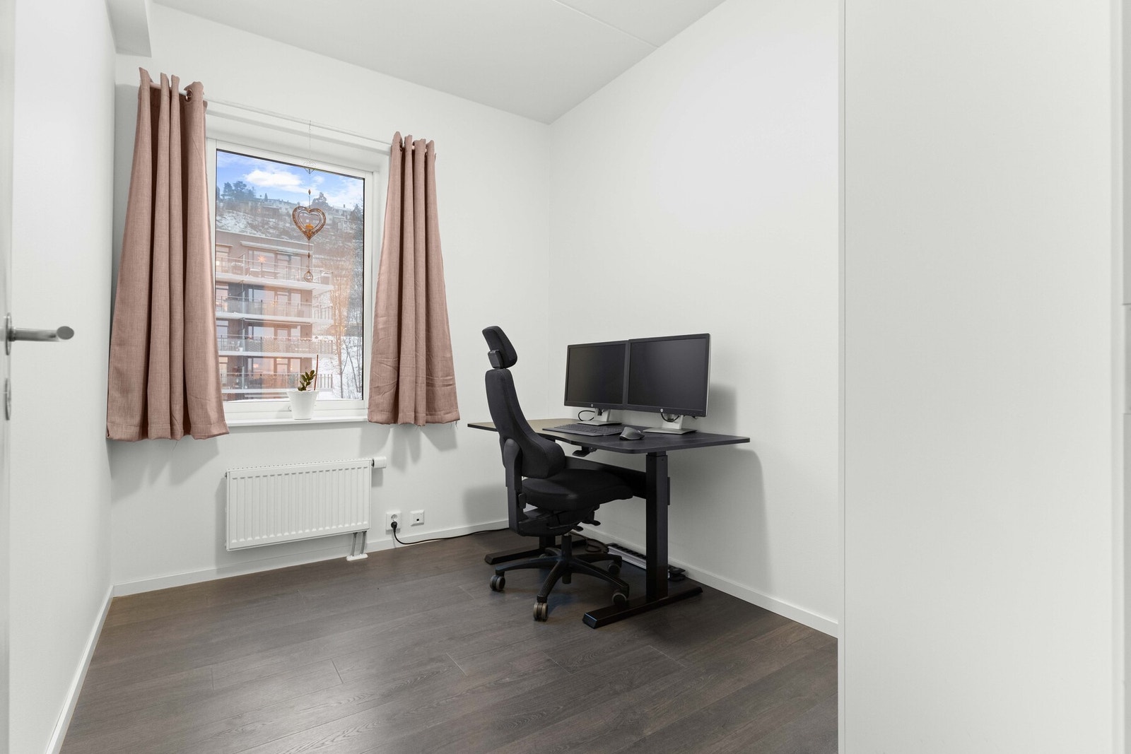 Soverom 3. Leiligheten har oppvarming via radiatorer. Det er tre radiatorer i stue/kjøkken og én på hvert soverom. Galleribilde