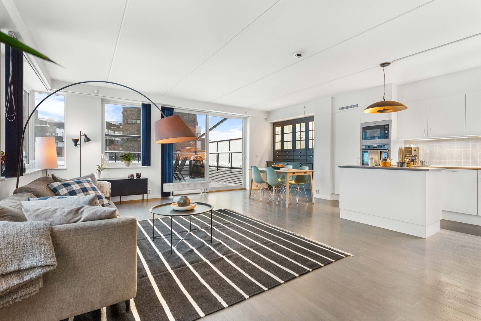 Vinduer med 3-lags isolerglass fra byggeår, utstyrt med utvendig aluminiumsbekledning for redusert vedlikehold. Galleribilde