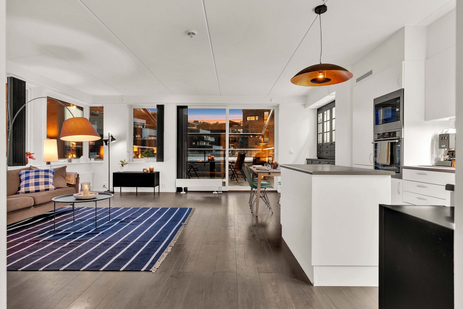 Stue- og kjøkken i åpen løsning med oppgradert laminatgulv fra 2020. Galleribilde