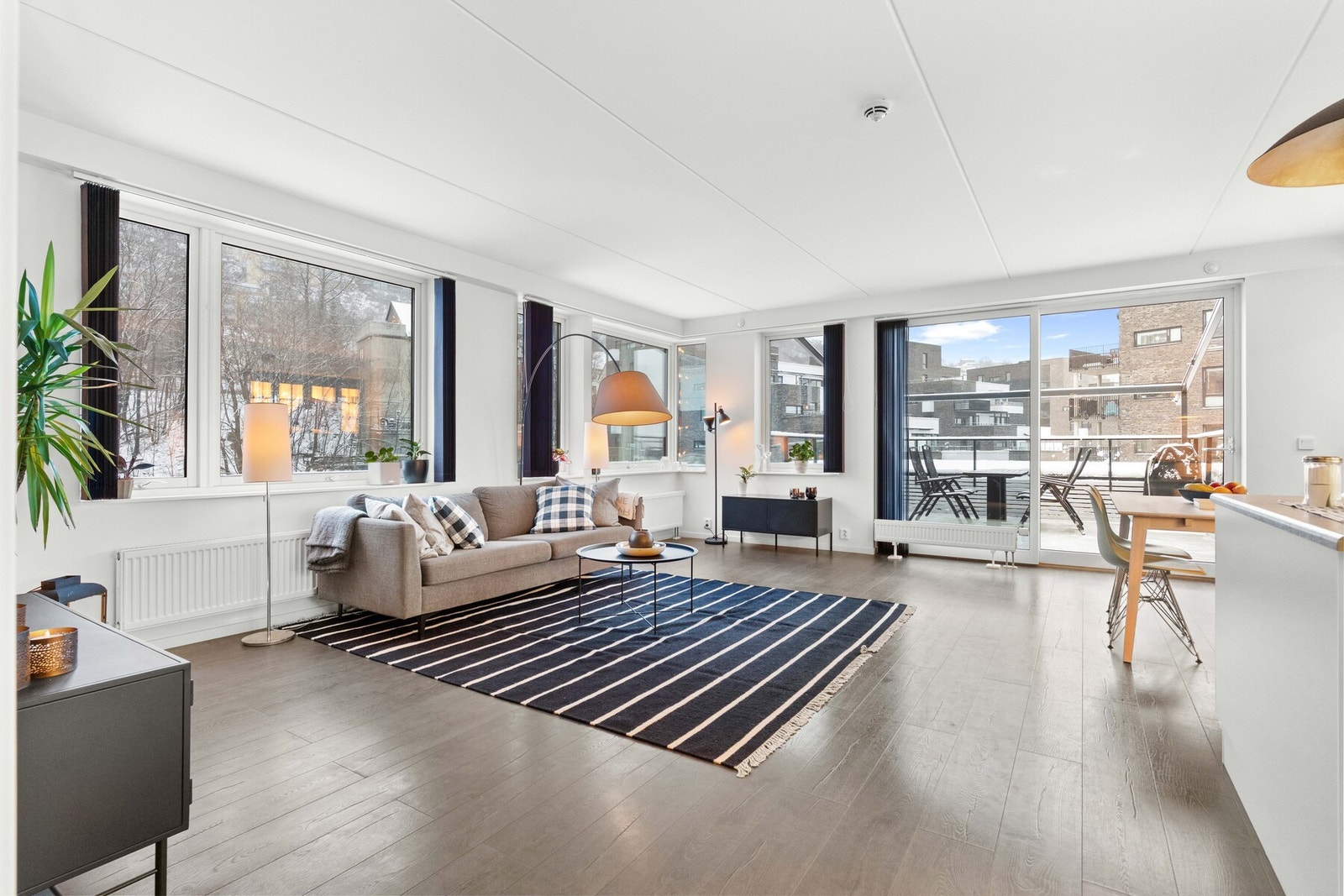 Måltilpassede lameller i vinduer og terrassedør, levert og montert av Consol Solskjerming AS. Galleribilde