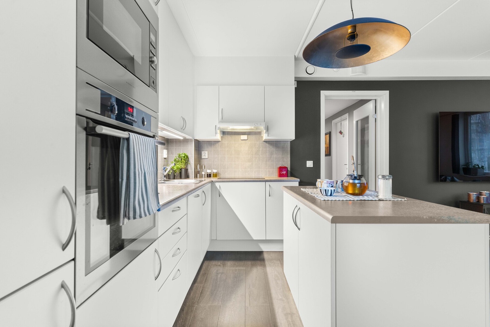 Integrerte hvitevarer medfølger og består av stekeovn, micro, nedfelt induksjonstopp, oppvaskmaskin og kjøl/frys. Galleribilde