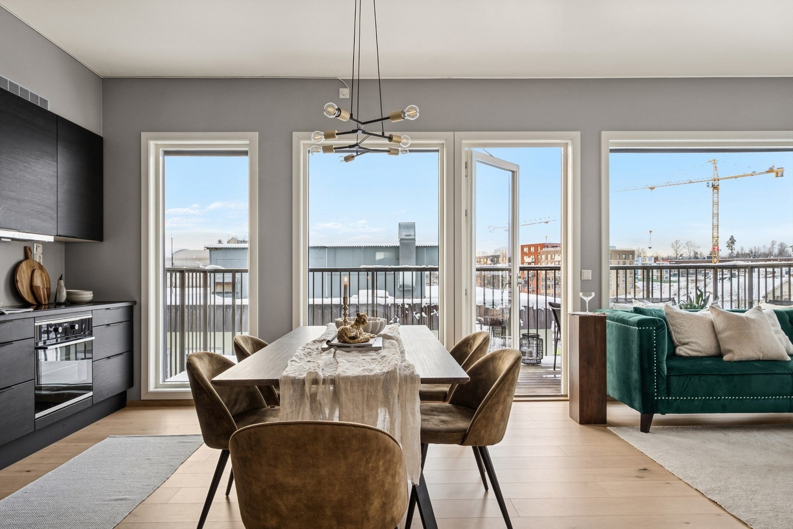 Åpen og luftig kjøkken/stueløsning. Galleribilde