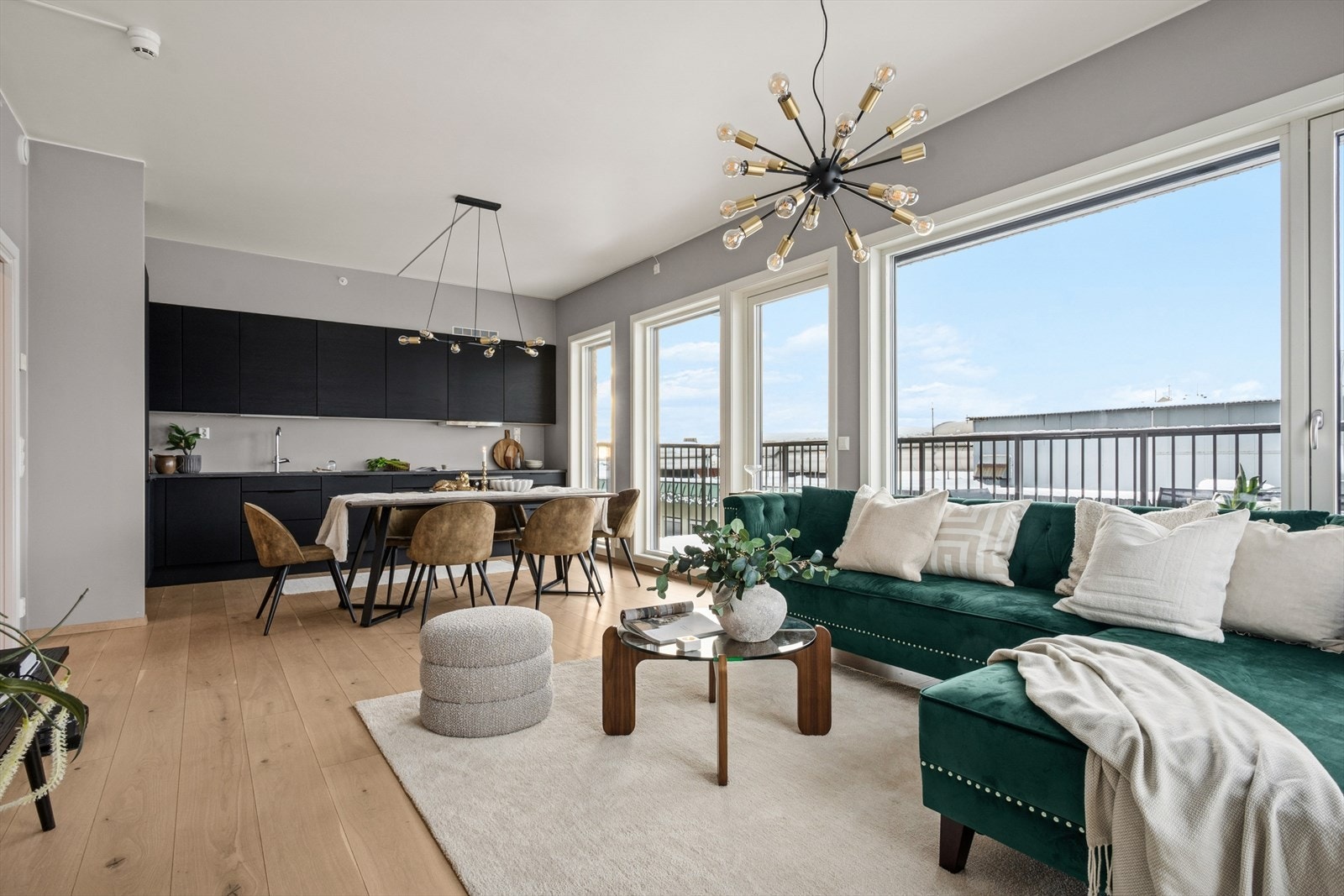 Den innholdsrike planløsningen byr på lyse og sosiale oppholdsrom med gode møbleringsmuligheter. Galleribilde