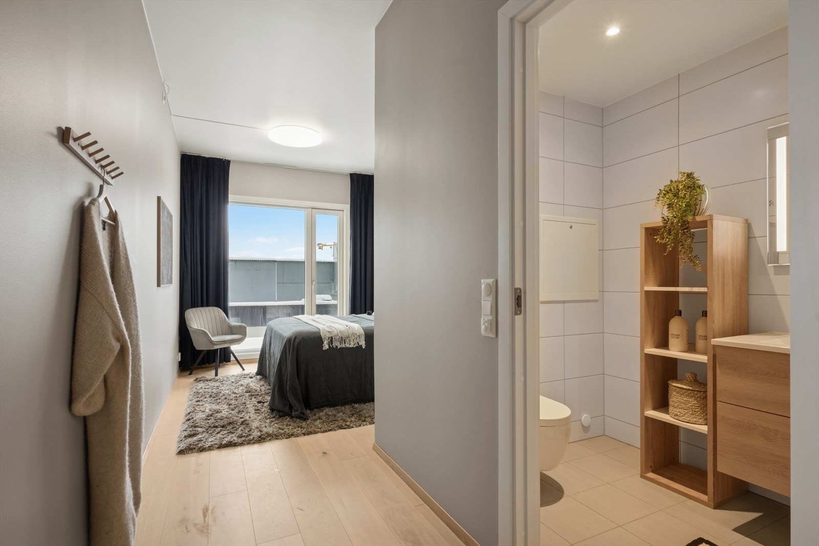 Leiligheten har to moderne, flislagte bad fra byggeår. Galleribilde