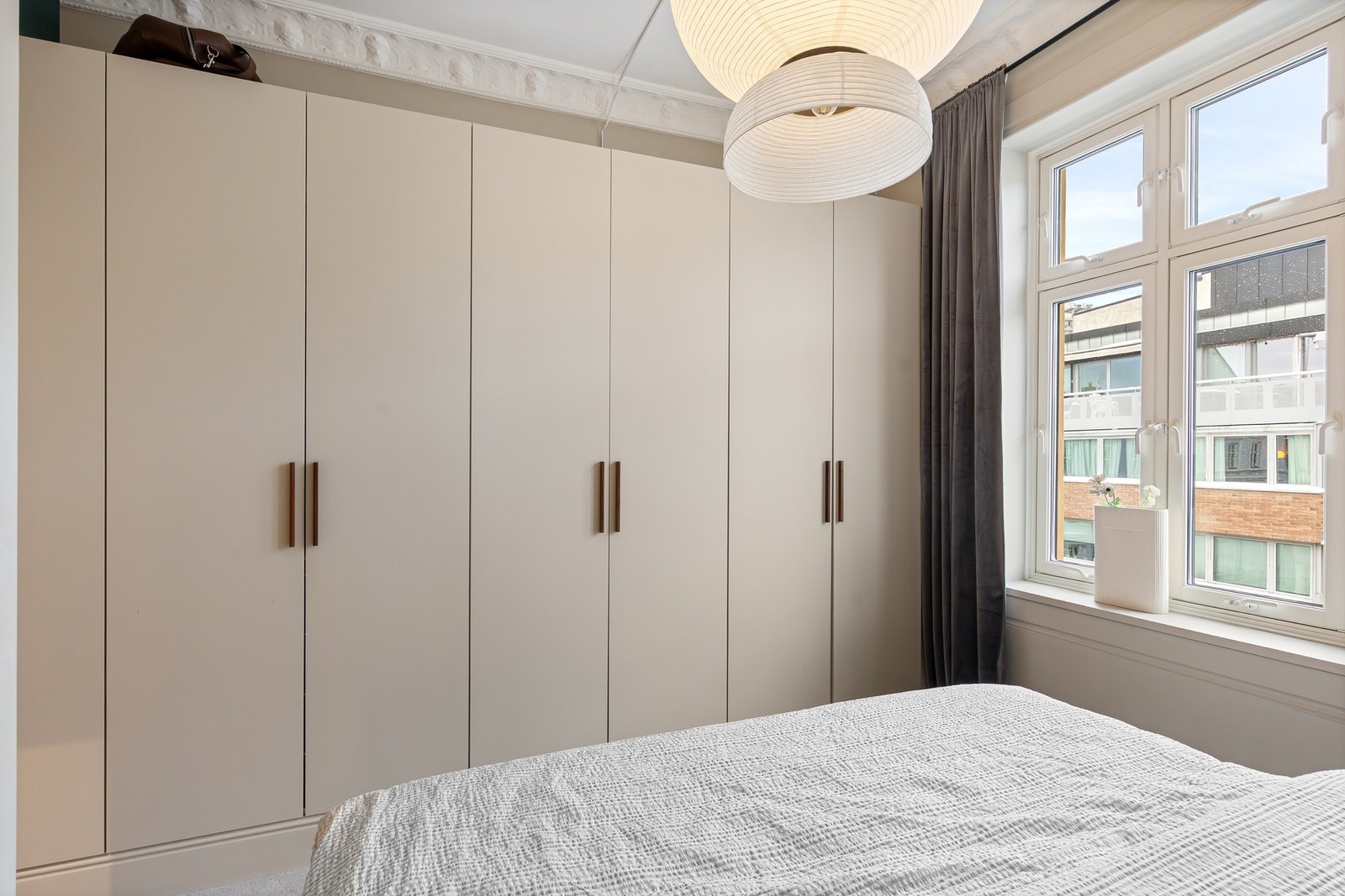 Rikelig med oppbevaringsplass i plassbygde garderobeskap. Galleribilde