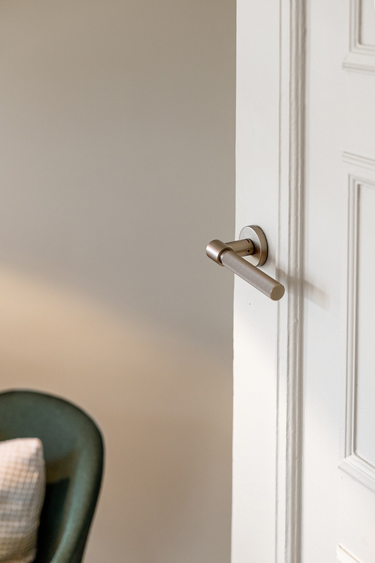 Eksklusive dørhåndtak på alle dører samt kjøkkenbeslag fra R-Bergersen. Galleribilde