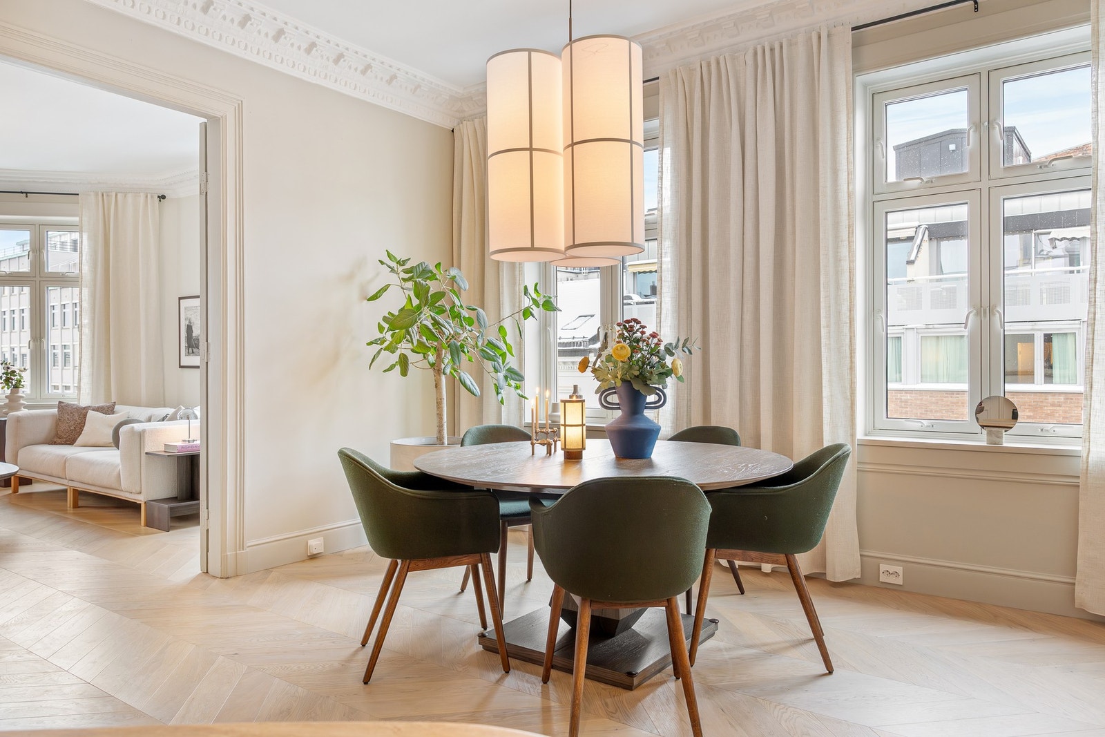 Vinduer i stue, spisestue, kjøkken og hovedsoverom ble skiftet i 2017. Galleribilde