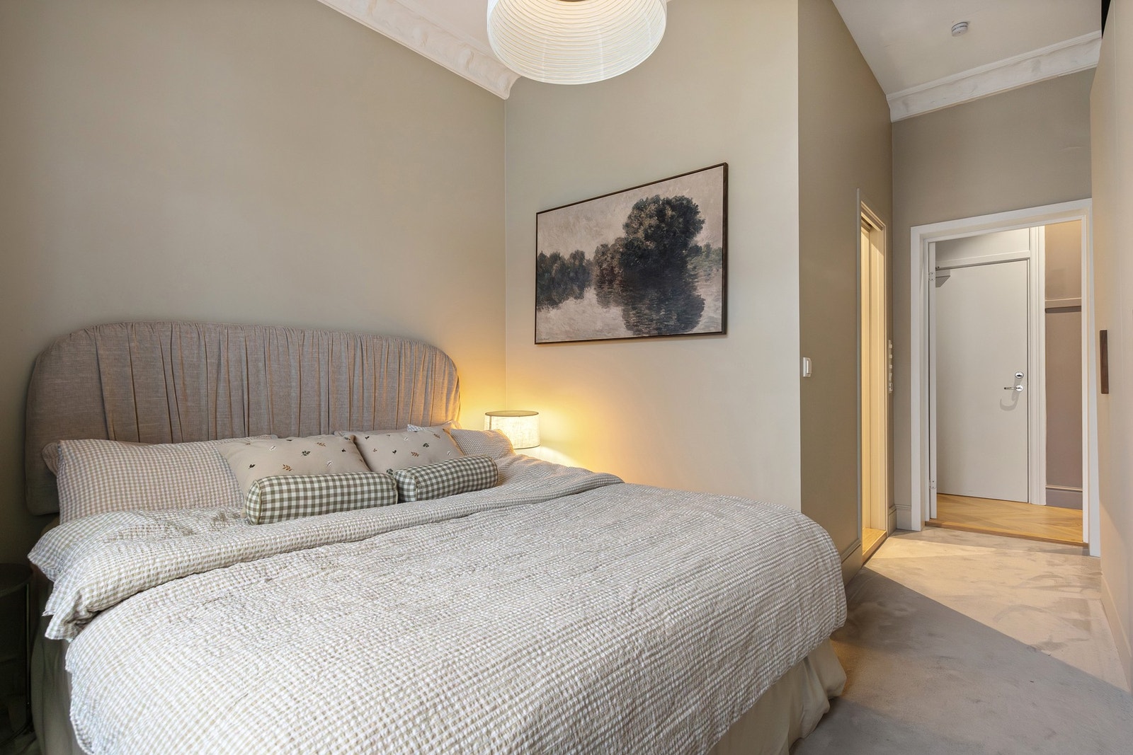 Vegg-til-vegg-teppe på gulv for ekstra komfort. Galleribilde