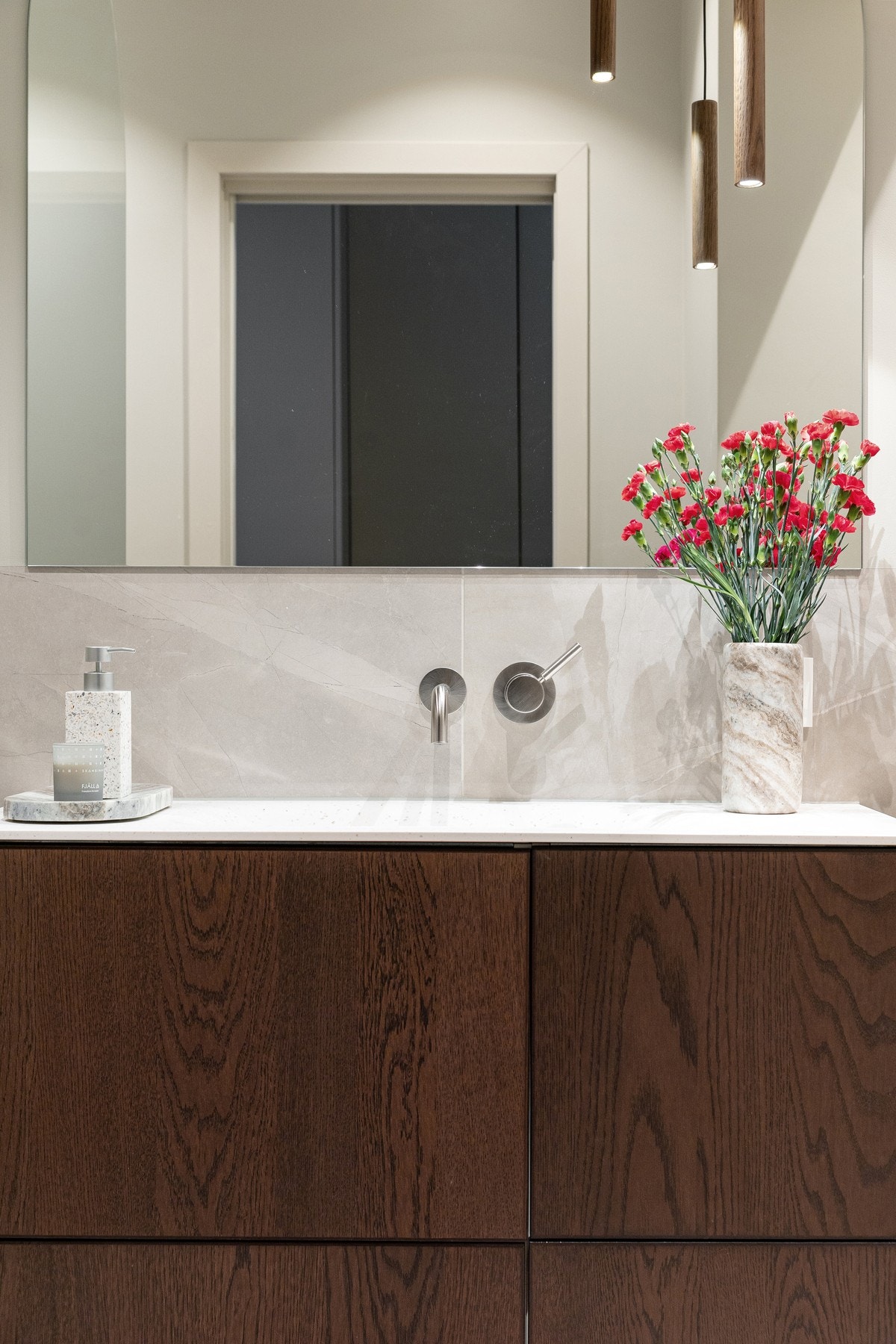 Badet er innredet med servantskap med nedfelt servant, veggskap, vegghengt toalett med innebygd sisterne og dusjsone med skillevegg i herdet glass. Galleribilde