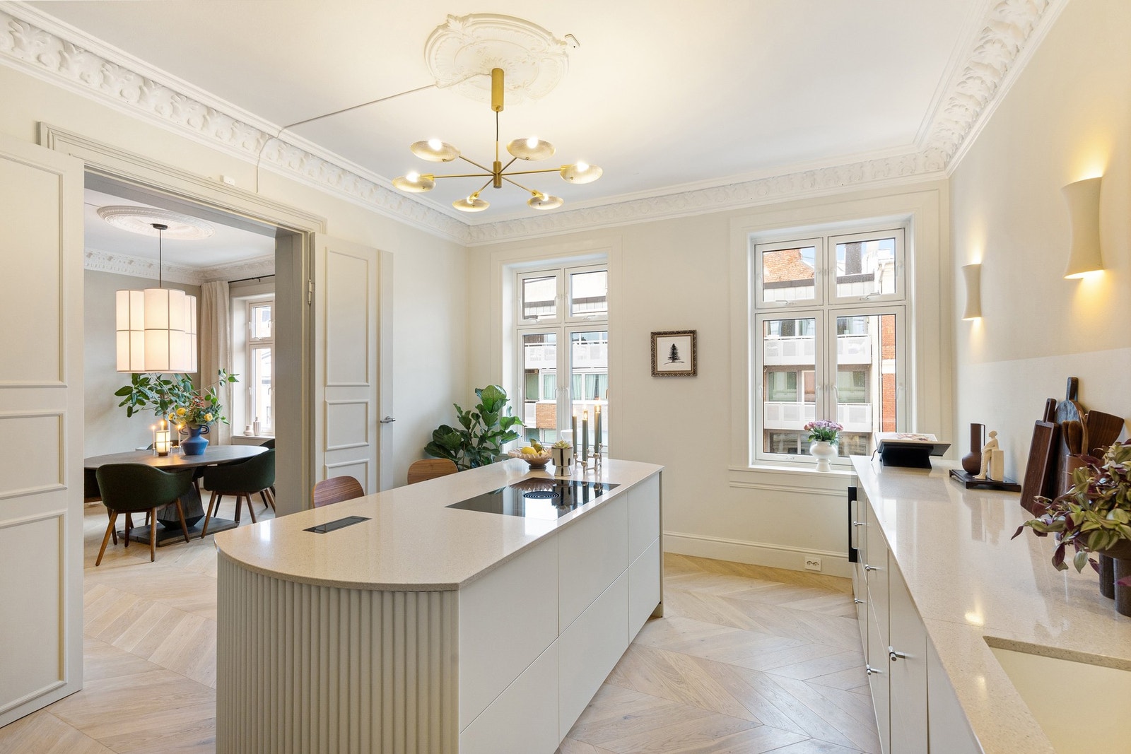 Stor kjøkkenøy med sitteplasser. Galleribilde