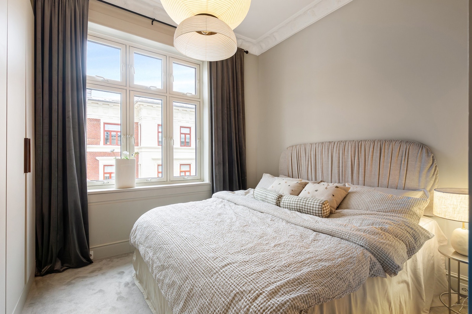 God plass til dobbeltseng og nattbord på begge sider. Galleribilde