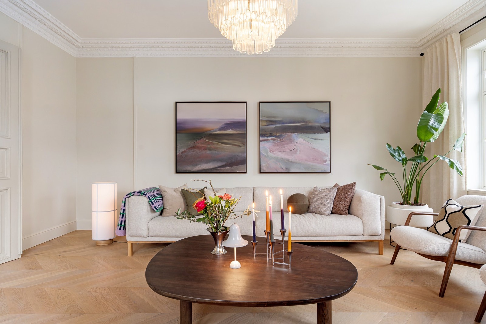 To av pipeløpene i leiligheten er renovert med stålrør i 2013. Mulighet for å sette inn vedovn i blant annet hjørnestuen og spisestuen. Galleribilde