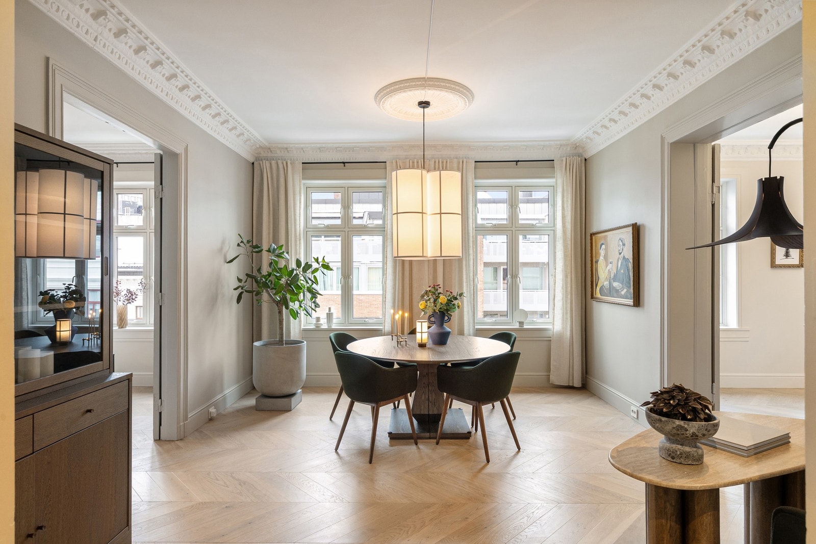 Meget romslig spisestue med god plass til stort spisebord. Galleribilde