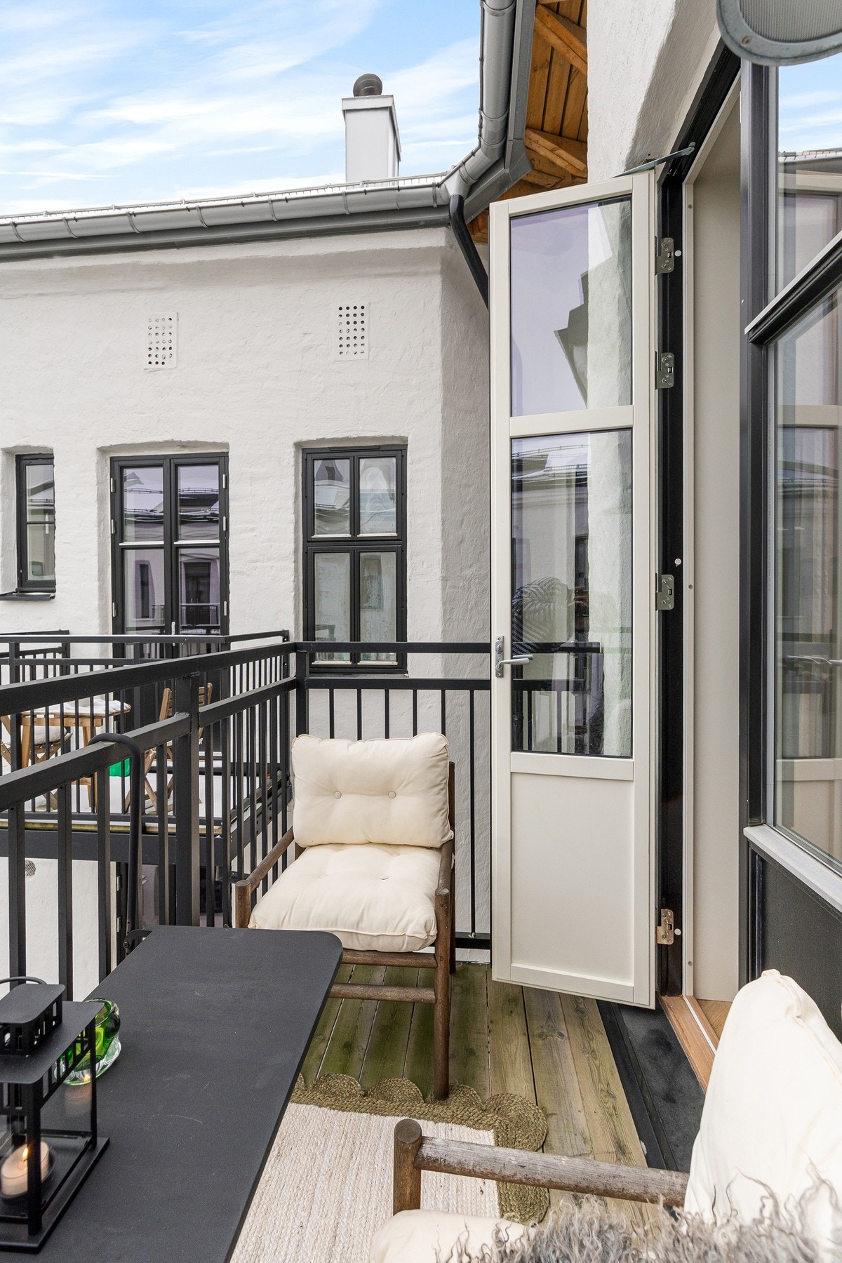 Høyt og fritt mot rolig bakgård. Galleribilde