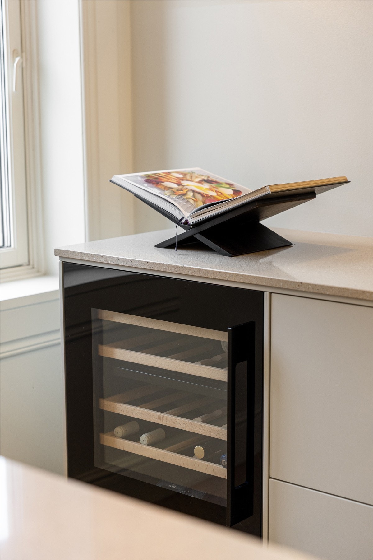 Integrerte hvitevarer: induksjonsplatetopp, stekeovn, vinskap, oppvaskmaskin, kjøleskap og frys. Galleribilde