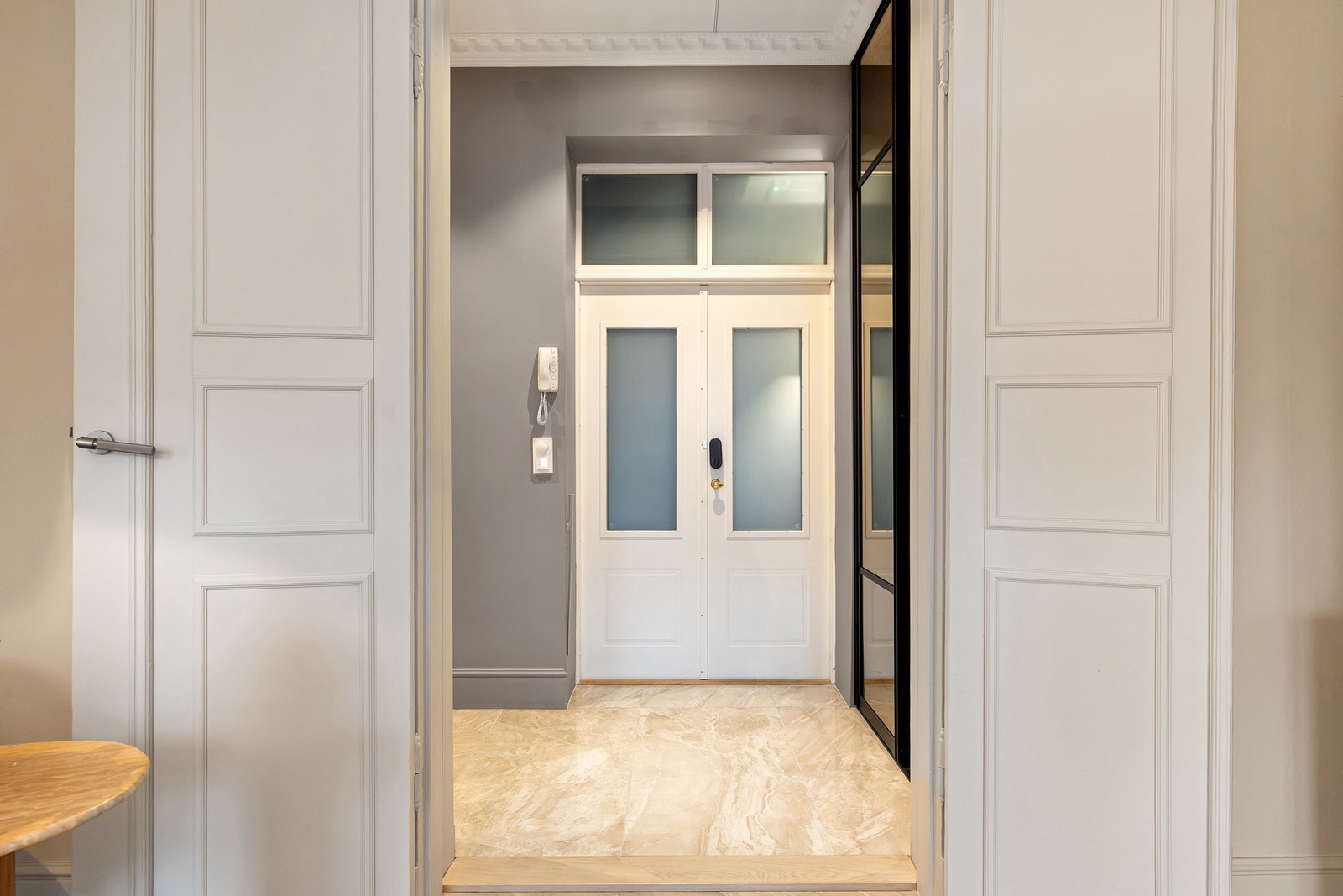 Vinduer og balkongdør mot bakgård ble skiftet i 2022. Galleribilde