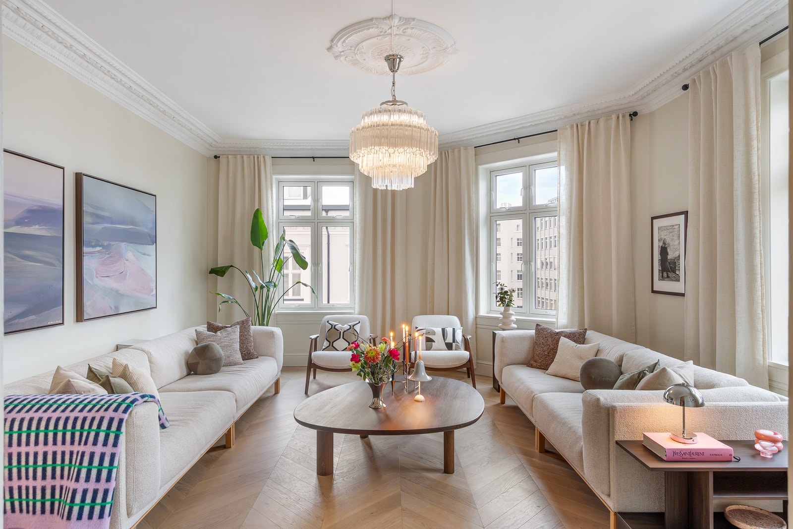 Store vindusflater sørger for godt med lysinnslipp og en luftig romfølelse. Galleribilde