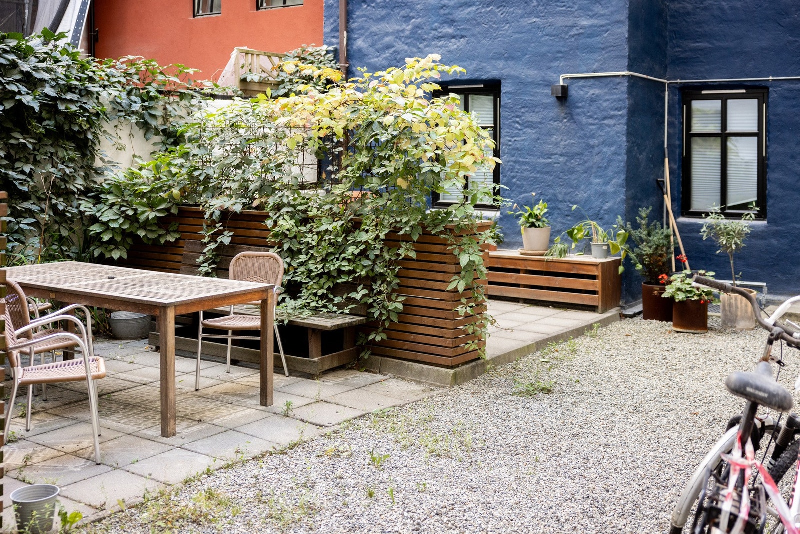 Pent opparbeidet og skjermet gårdsrom med sittegrupper og sykkelparkering. Galleribilde